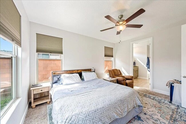 Building Photo - Bright and Spacious 3 Bedroom Home in Wash...