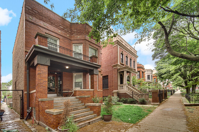Building Photo - 1240 W Cornelia Ave