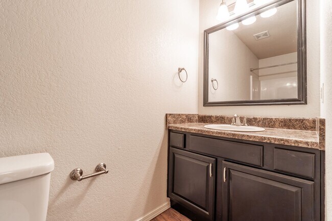 Building Photo - Secure Comfort: Beautiful 3 Bed, 2 Bath Ho...