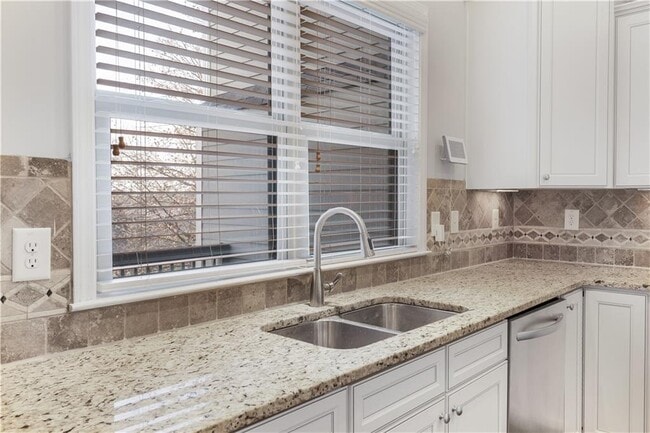 Building Photo - 2541 Sibley Dr