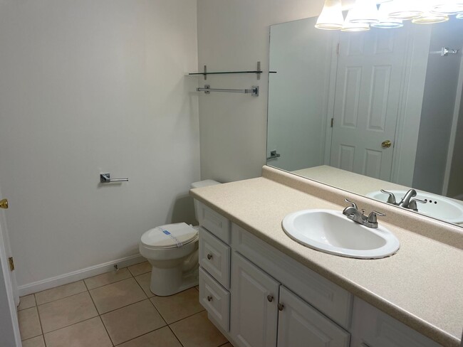 Building Photo - Newly Renovated Townhouse Style Condo For ...