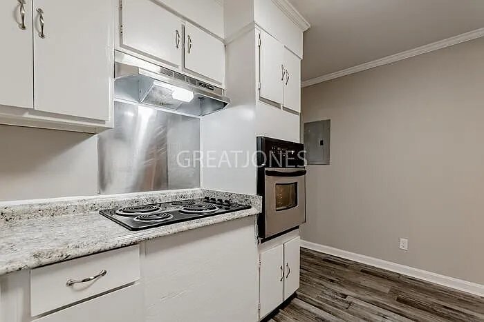 Building Photo - 1303 Whitehorse St