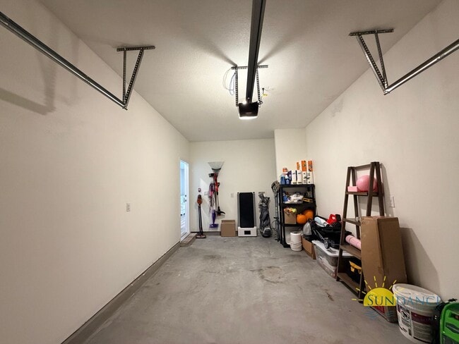 Building Photo - Stunning 3 Bedroom Townhouse in Brittany Oaks!