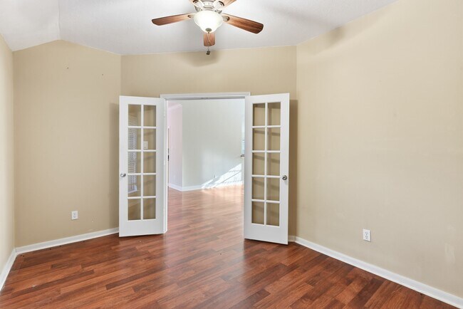 Building Photo - 1813 Oakwood Dr E