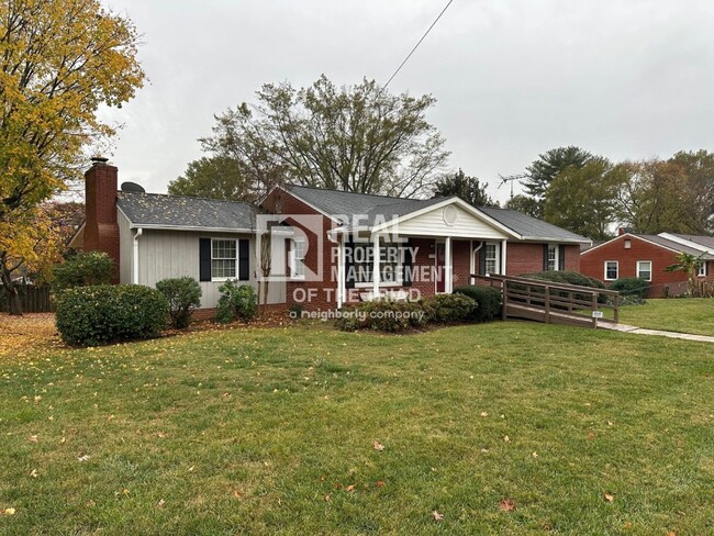 Building Photo - 4 Bedroom-2.5 Bath Brick Home