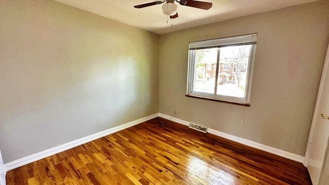 Building Photo - Lovely Mid Century 2 Bed 1 Bath Courtyard ...