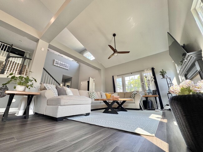 Building Photo - 800 Palomino Ln