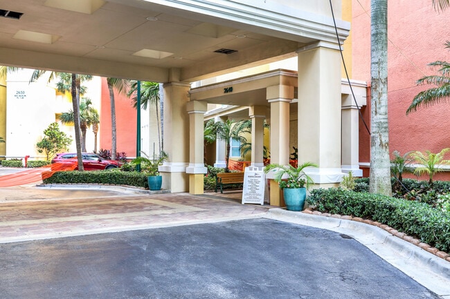 Building Photo - 2650 Lake Shore Dr