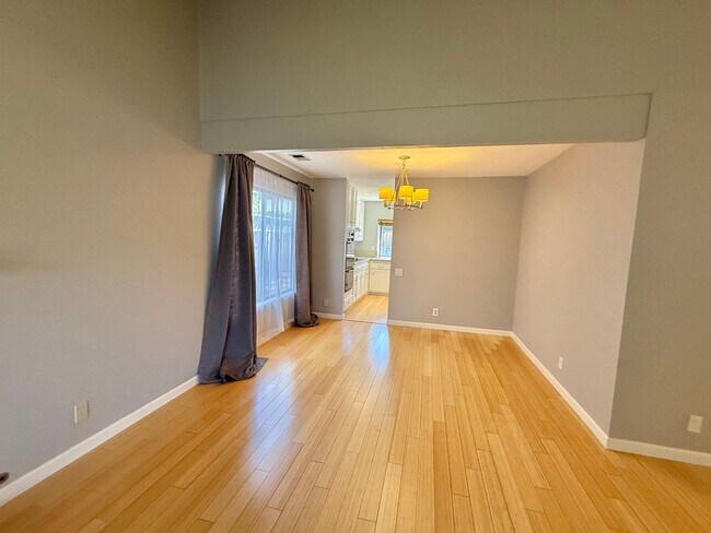 Building Photo - BLOSSOM VALLEY - bright and airy 4-bedroom...