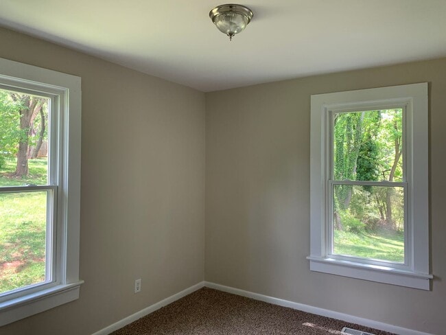 Building Photo - One Level House With Back Deck off Campbell Avenue