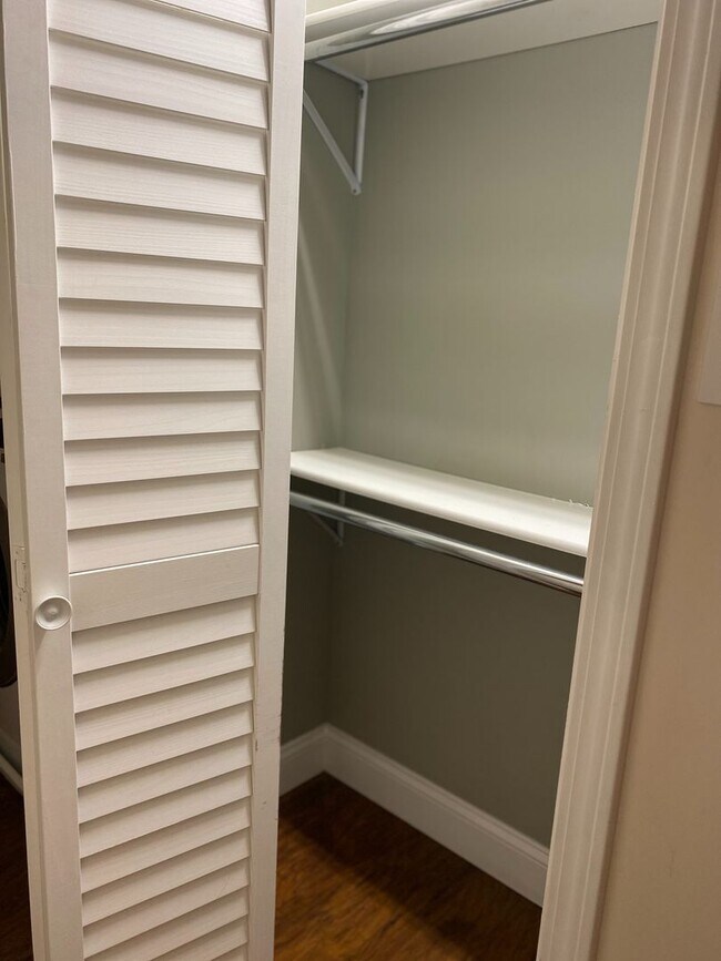 Building Photo - 1BR Condo | In-Unit Laundry, City Views, Walk to UTK