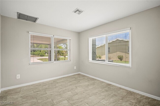 Building Photo - 2210 Parkview Dr