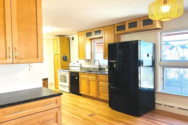 Building Photo - 3900 Laurel Rd