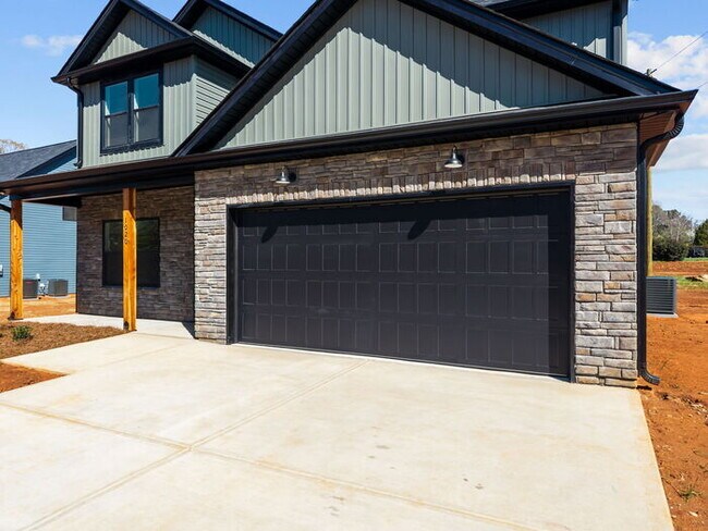 Building Photo - New Salisbury 4 bedroom 2.5 bathroom