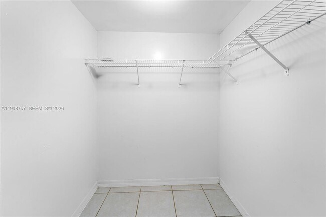 Building Photo - 2642 Collins Ave