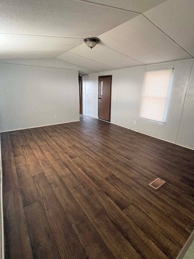 Building Photo - Simple Country Living!