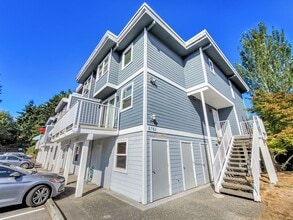 Building Photo - Bright End-Unit Townhome Across from Edmonds College