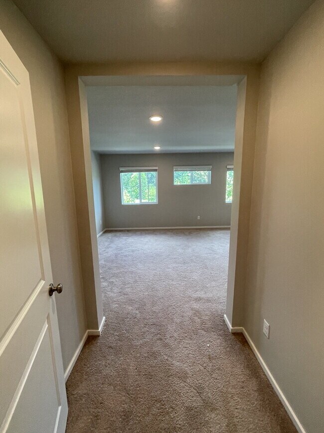 Building Photo - 3 Bedroom / 2.5 Bathroom Townhome - Near Bethany & PCC **1/2 Off Third Month's Rent**