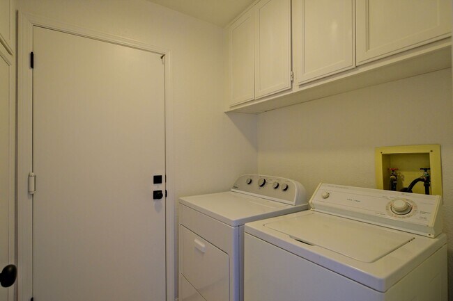 Building Photo - Gorgeous 3 Bedroom with office or separate...