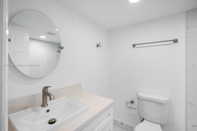 Building Photo - 9210 Fontainebleau Blvd