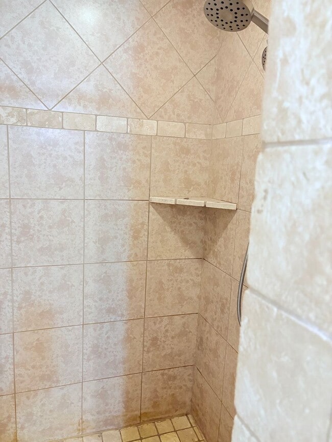 Building Photo - Large four bedroom home in Edmond