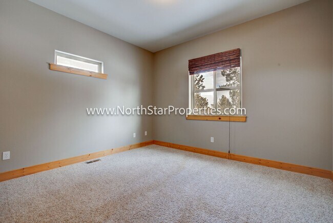 Building Photo - Beautiful Home On 10 Acres. Horse property