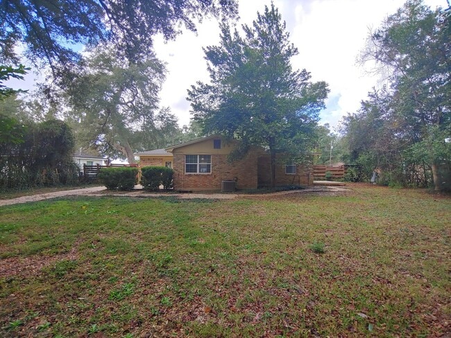 Building Photo - Nicely updated 3BR/1.5BA with fenced in ba...