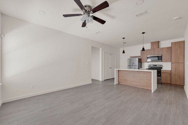 Building Photo - 1502 W Platinum Dr