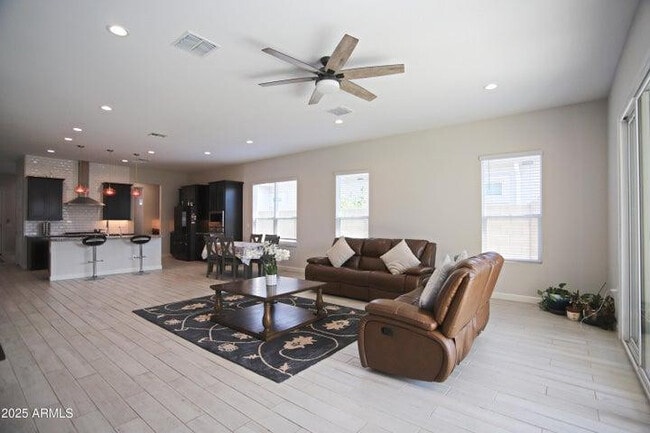 Building Photo - 10549 W Albert Ln