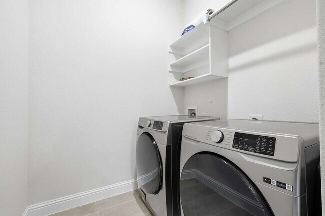 Building Photo - 1332 Square foot townhome in a beautiful community in Argyle, TX ready for lease.