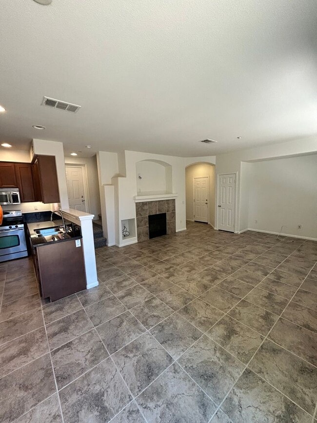 Building Photo - 3 bed 2 car garage condo for rent in Murrieta