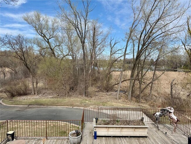 Building Photo - 1304 W Medicine Lake Dr