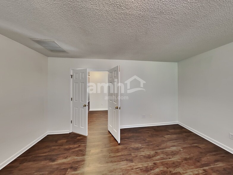 Building Photo - 11200 Longhedge Ln