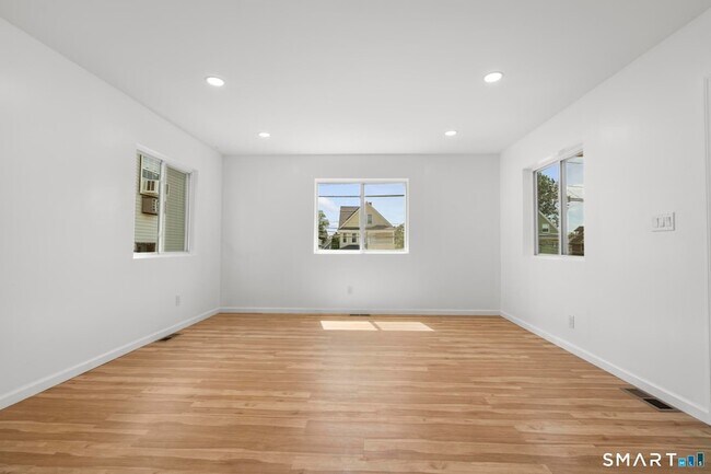 Building Photo - 810 Brewster St
