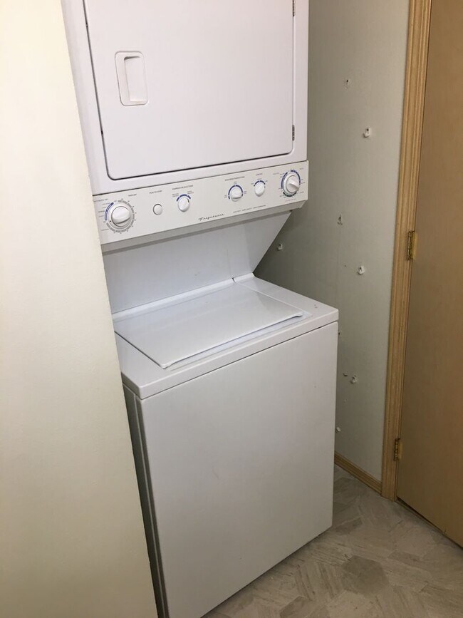 Building Photo - 1050 S Westcliff Pl