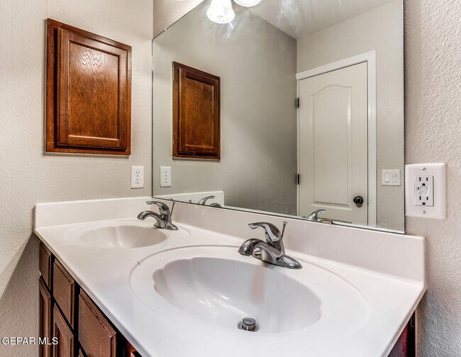 Building Photo - 814 Desert Silver Dr