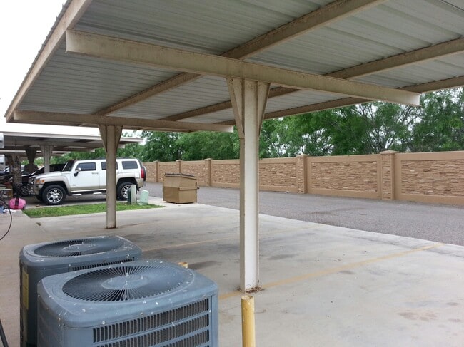 Building Photo - 3104 Scotland Dr