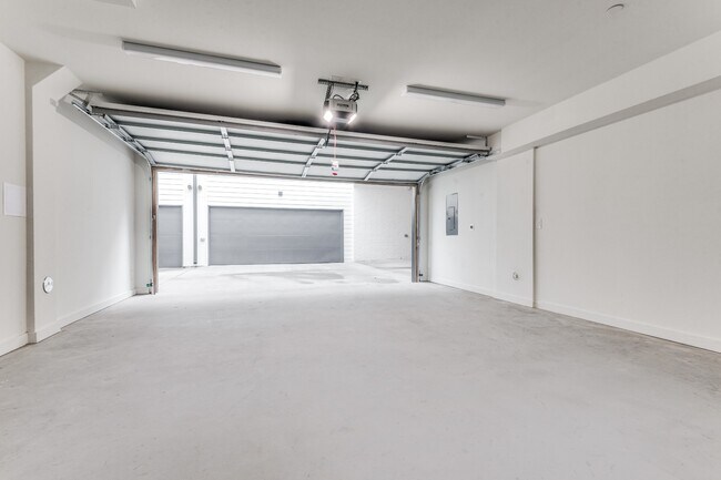 Building Photo - 3 bedroom Lakewood Townhome Walking Distance to Whole Foods and all of your favorites!