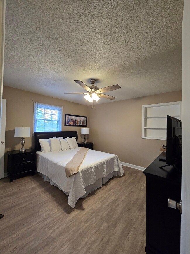 Building Photo - 1565 Jefferson Rd