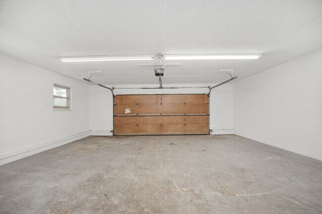 Building Photo - Spacious 3-Bedroom Home with Fireplace, Split Floor Plan & Screened Lanai in Southeast Ocala!