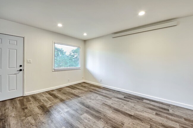 Building Photo - Lovely Apartment in Sehome