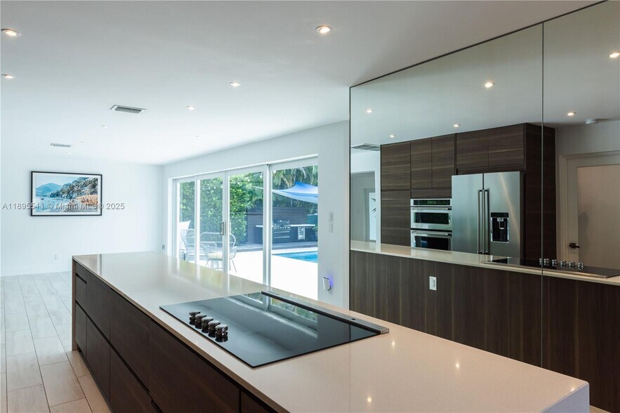 Building Photo - 1080 NE 104th St