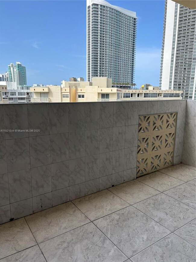 Building Photo - 1833 S Ocean Dr