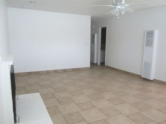 Building Photo - Immaculate 2 Bedroom Loma Linda Duplex