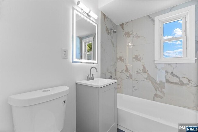 Building Photo - 514-518 Lafayette Avenue Unit