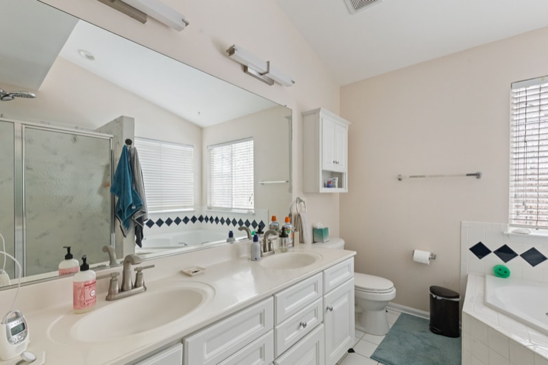 Building Photo - 2953 Medford Dr