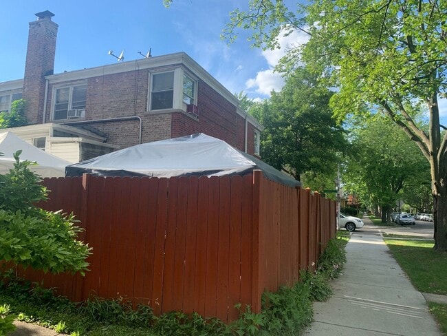 Building Photo - 6154 N Rockwell St