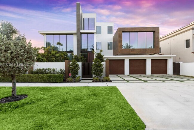 Building Photo - 1400 Bayview Dr