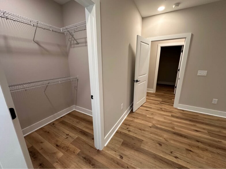 Building Photo - 7280 Franklin Way