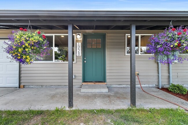 Building Photo - Newly Remodeled 1-Bedroom Duplex Unit with...